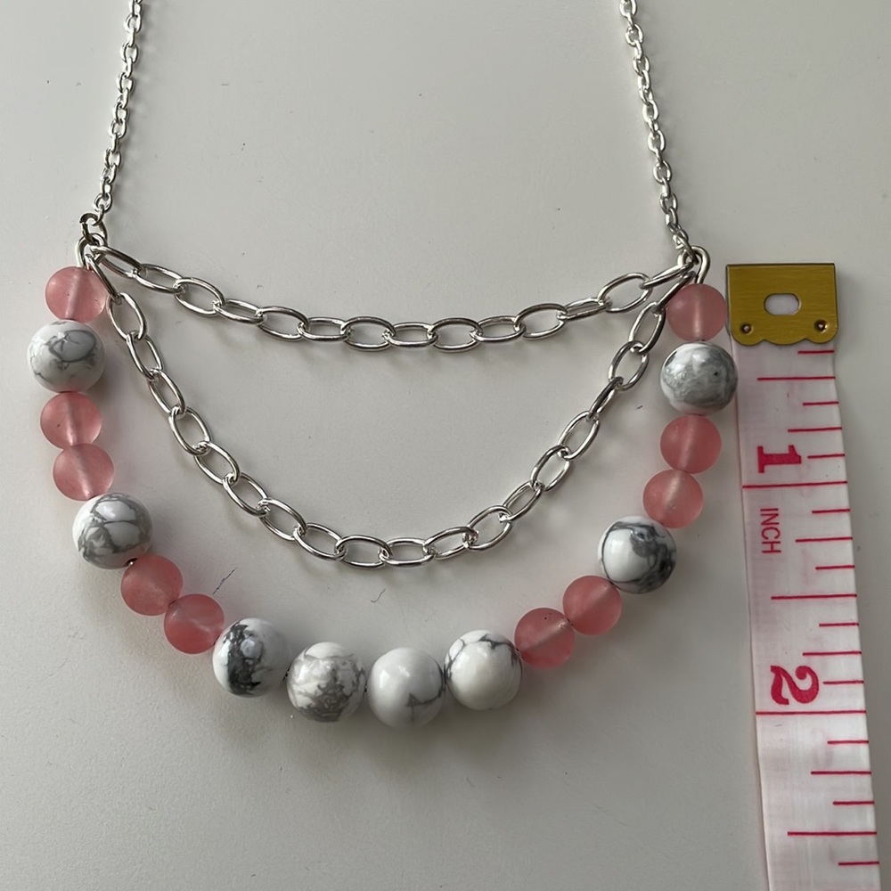 White + grey howlite and rose quartz gemstone stmnt necklace